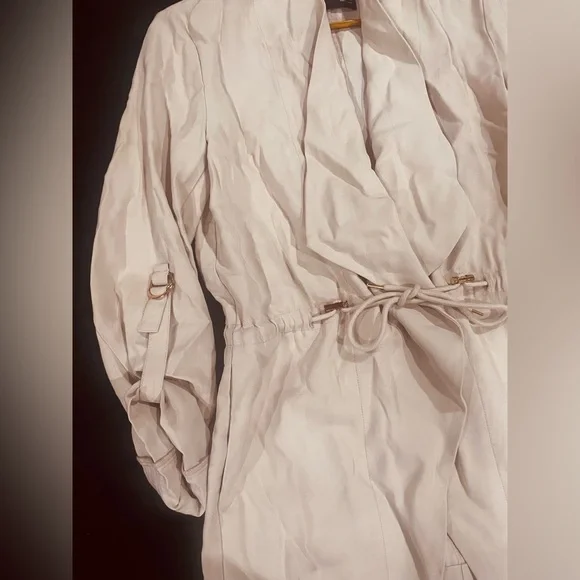 Beige Lightweight Cinch Waist Adjustable Sleeves Trench style top with pockets M - Picture 2 of 7